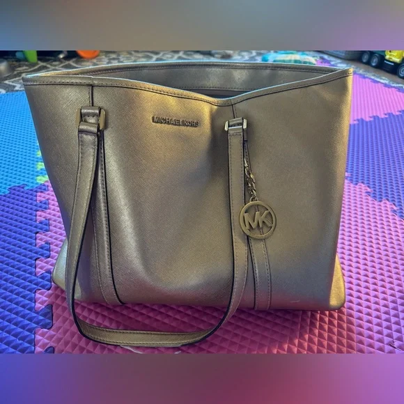 Micheal Kors gold large Bag - Picture 1 of 11